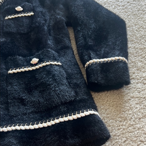 Elegant Black and White Thick Cardigan - Picture 4 of 9